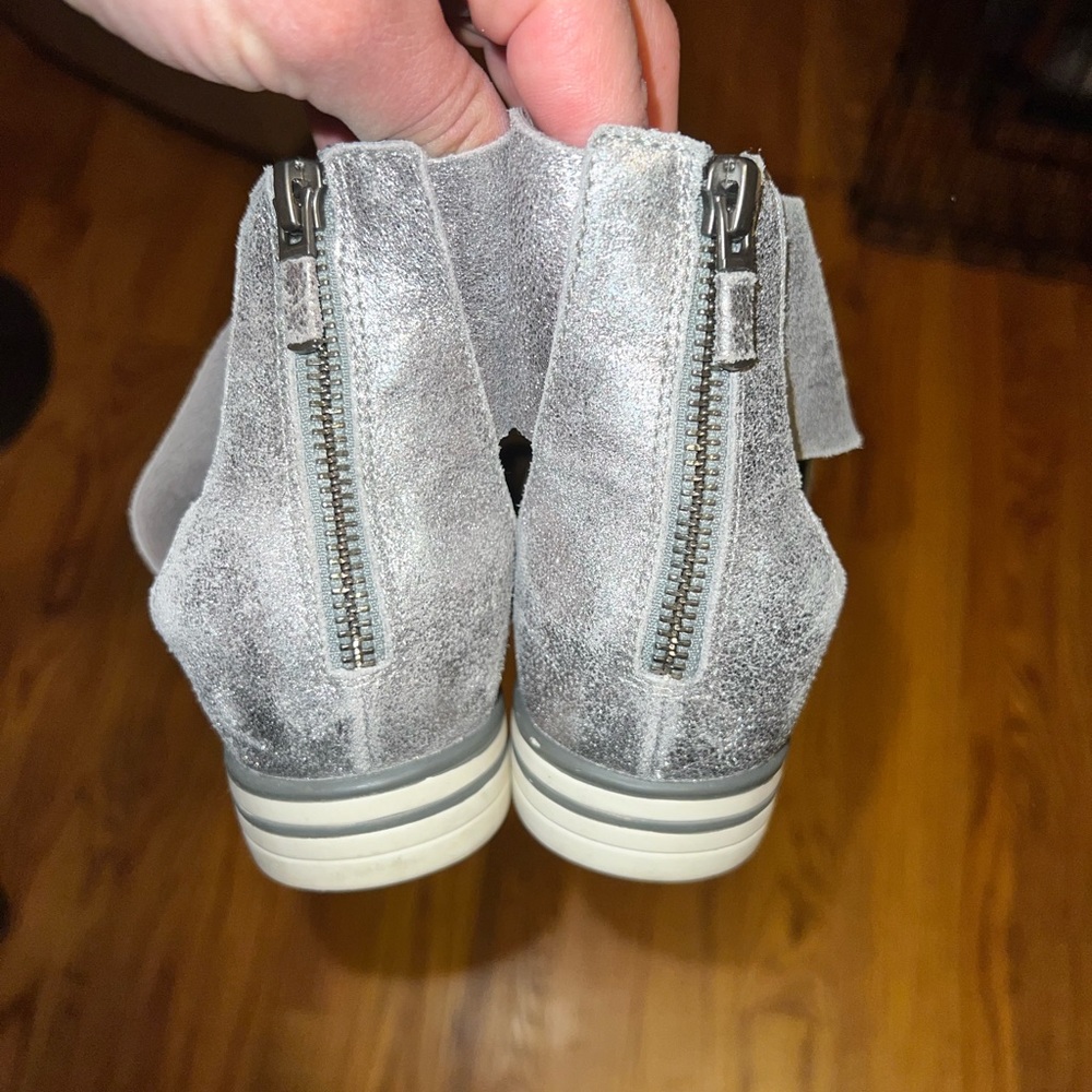🌀Eileen Fisher silver sandals size 8 1/2 , zipper closure, worn once - Picture 2 of 8